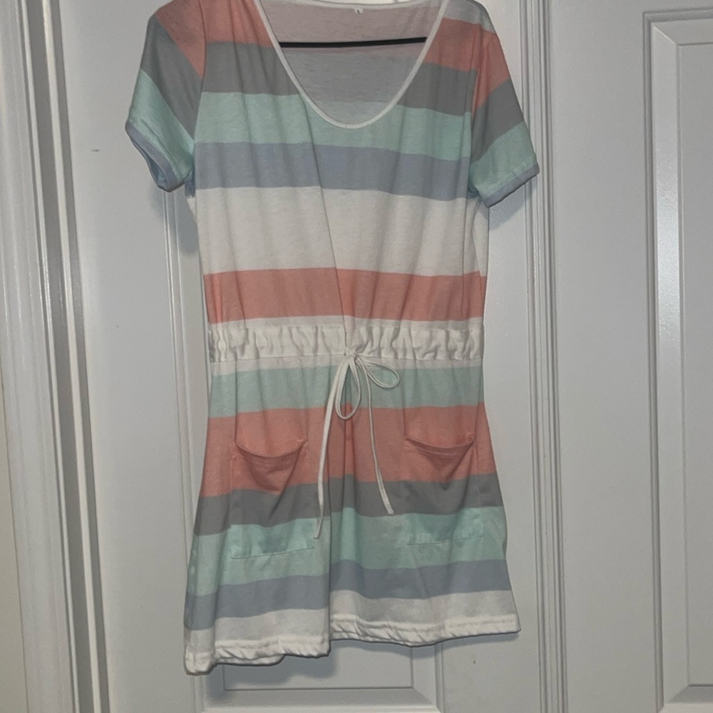 Sz Large with drawstrings and 2 front pockets